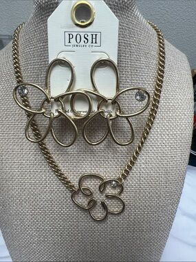 Posh Gold Floral Outline Necklace and Earrings Set with Crystal Accents